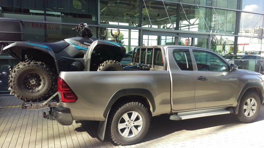 Тойота Хайлюкс с квадроциклом