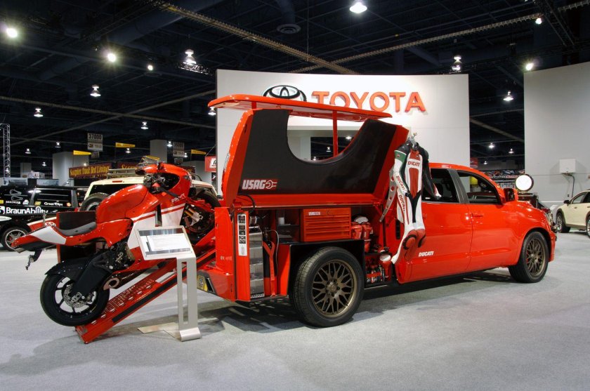 Toyota Tundra и мотоцикл