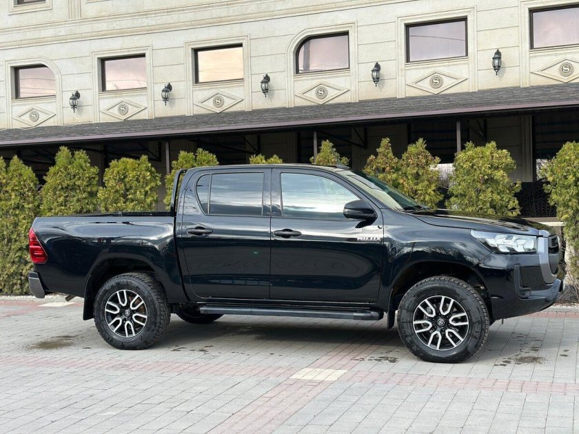 Тойота хайлюкс блэк оникс 2023