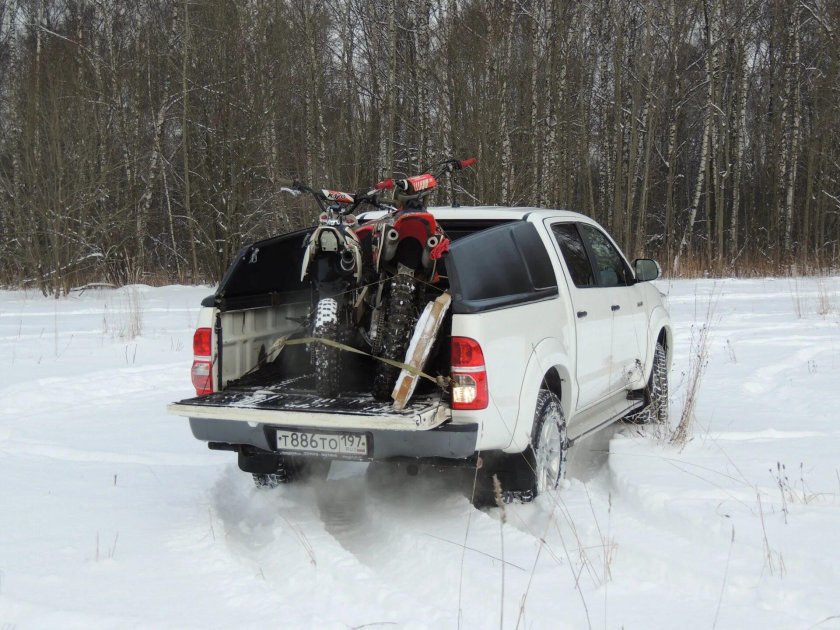 Снегоход в кузове Хайлюкс