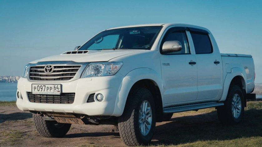 Тойота Хайлюкс белая