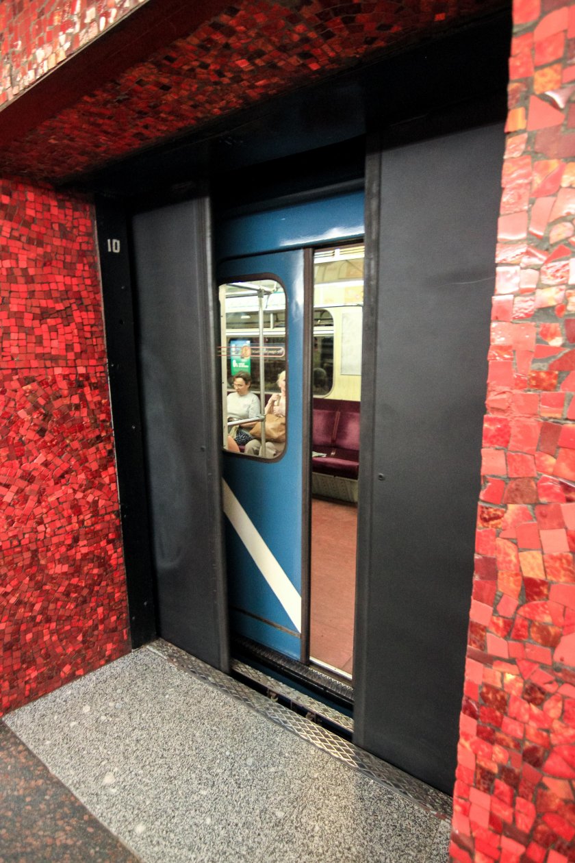 Горизонтальный лифт в метро Санкт-Петербурга