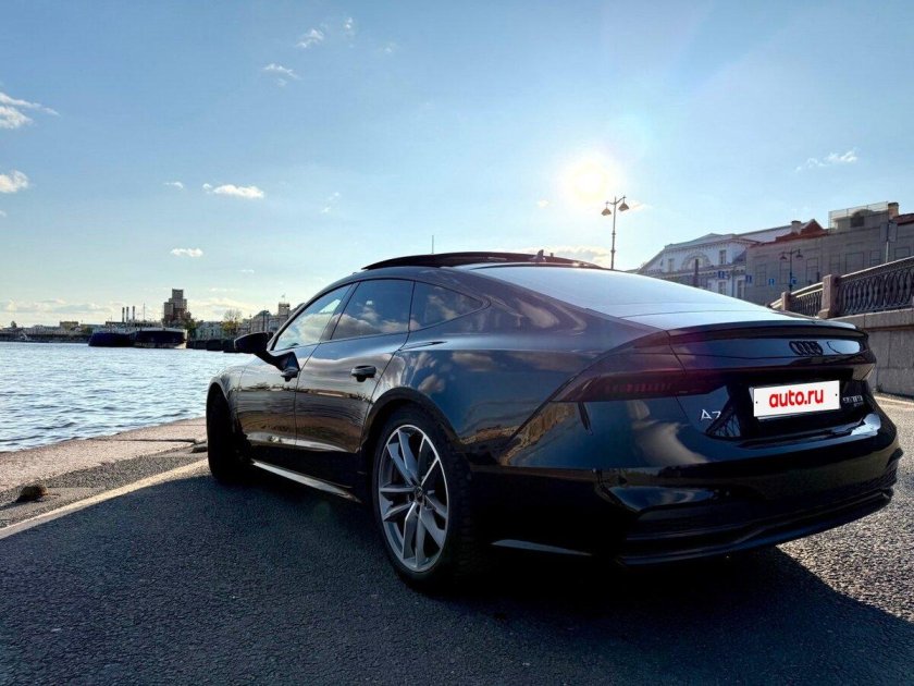 Черная ауди а 7