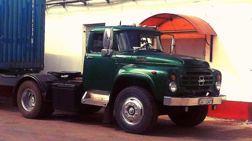 Грузовой седельный тягач ЗИЛ-130