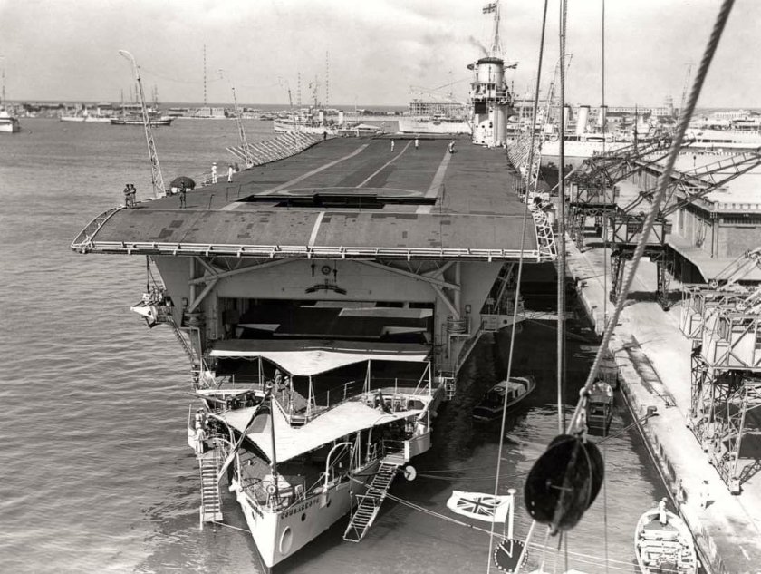 HMS courageous авианосец