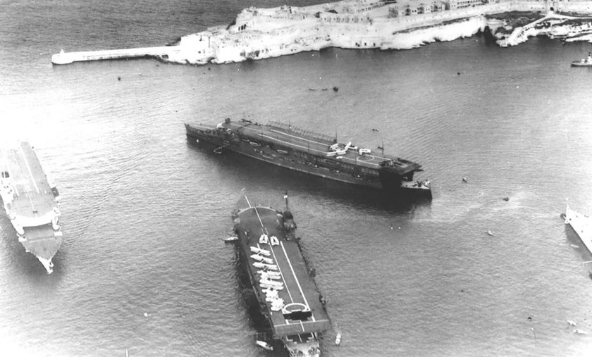 Британский авианосец "глориес"