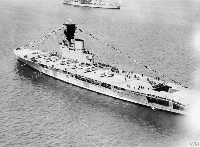 Авианосец HMS Hermes