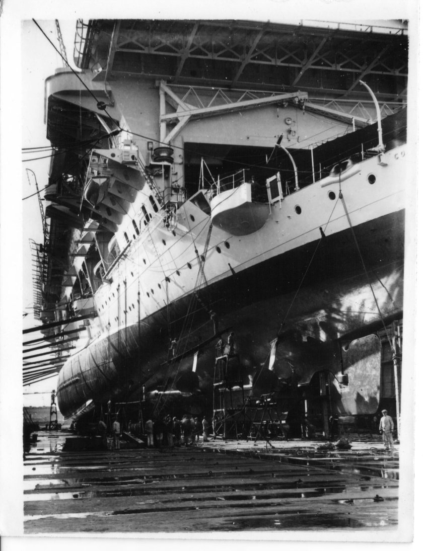 HMS courageous авианосец