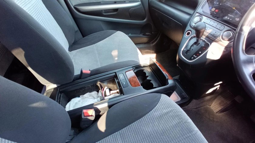 Бардачок между сидений Honda Stream (RN), 1,7 Л, 2003