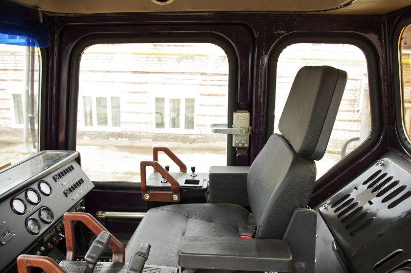 Т330 бульдозер кабина