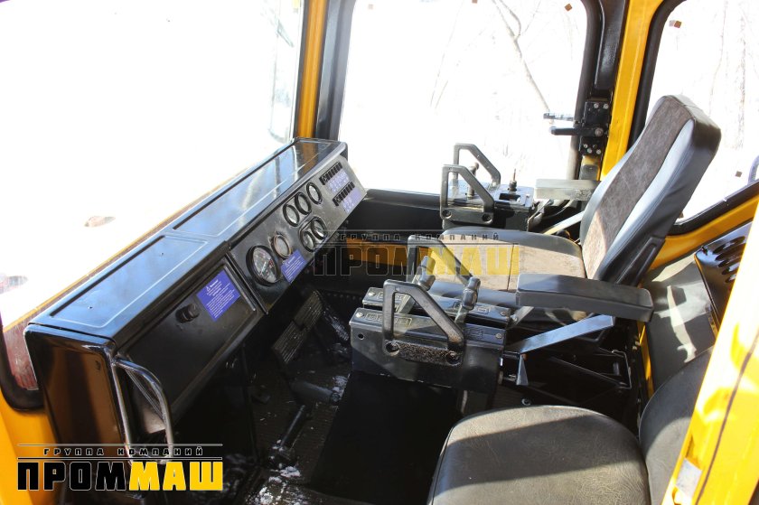 Т330 бульдозер кабина
