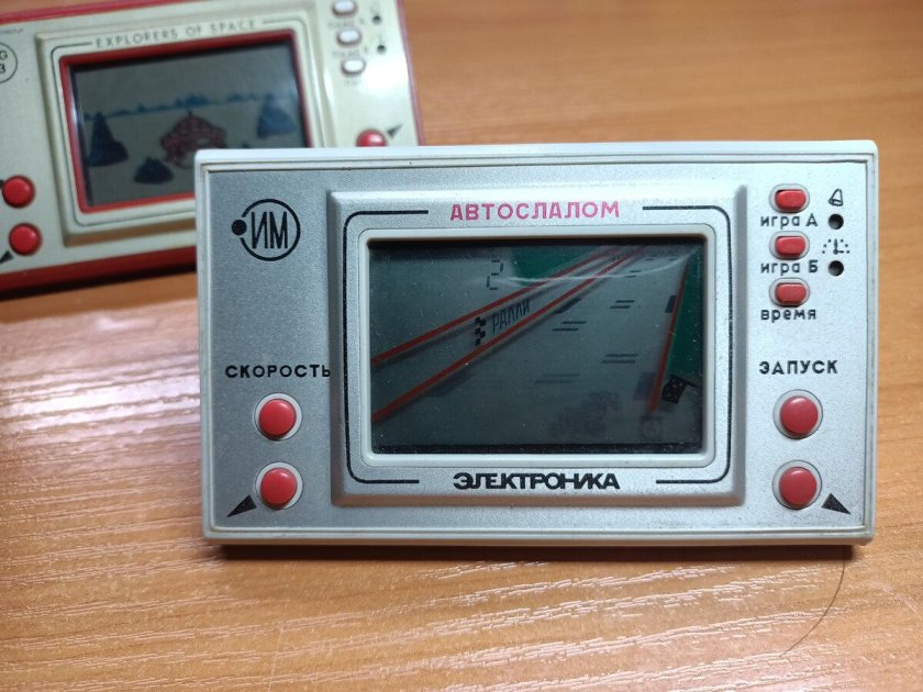 Игра электроника автослалом