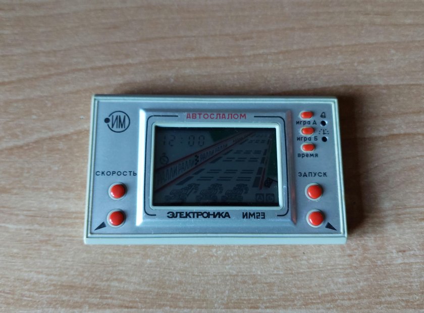 Игра электроника автослалом