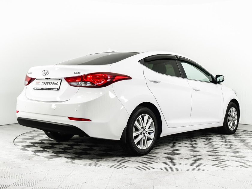 Hyundai Elantra белая