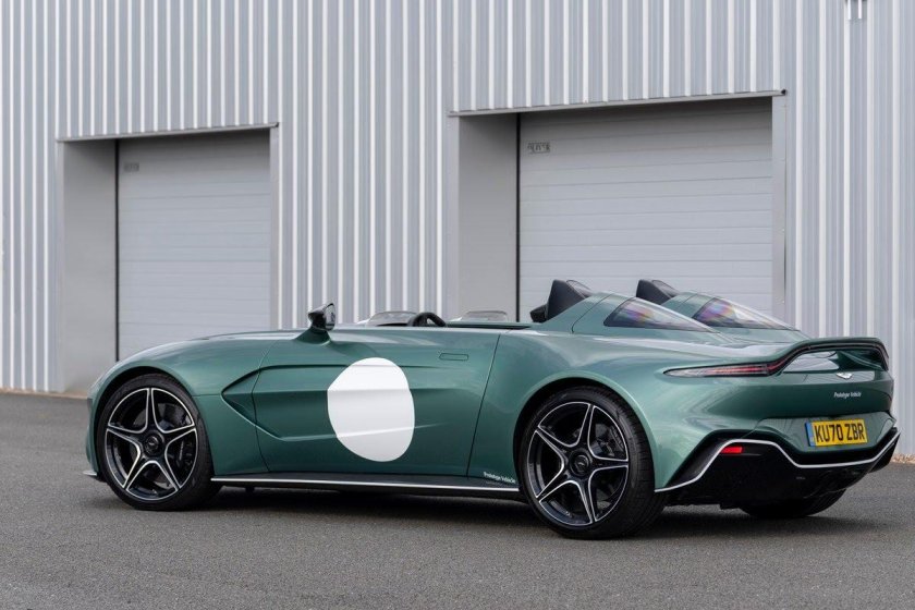 Астон Мартин в12 спидстер