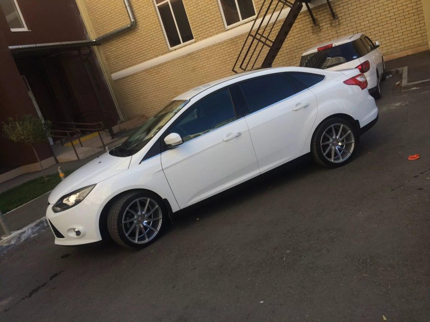 Форд фокус 3 белый r18