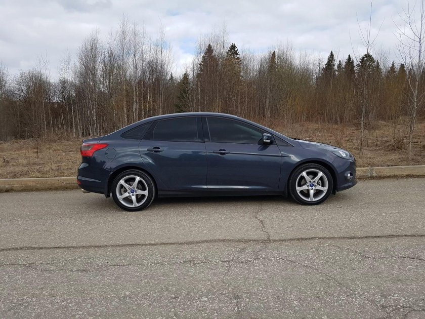 Форд фокус 3 седан черный на литье