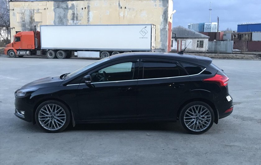 Форд фокус 3 черный хэтчбек на 18 дисках