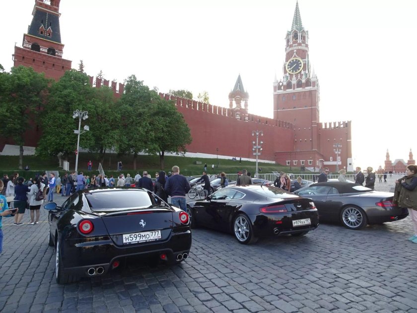 Автомобили на красной площади