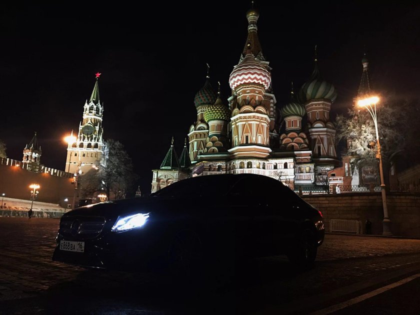 Автомобиль на фоне Кремля