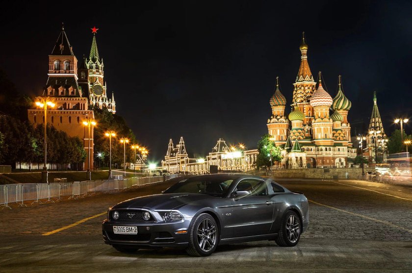 Автомобиль на фоне Кремля