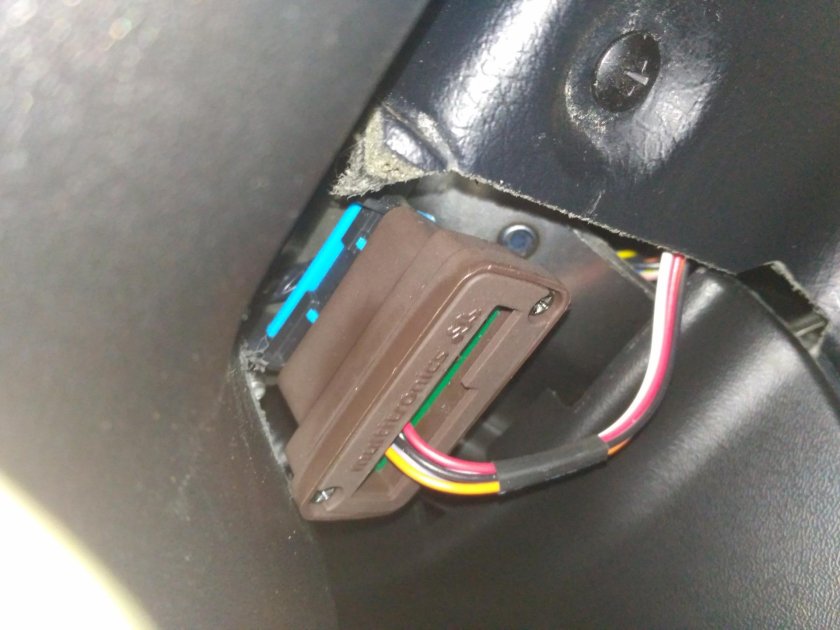 Разъем штатного бортового компьютера Лада Приора 2