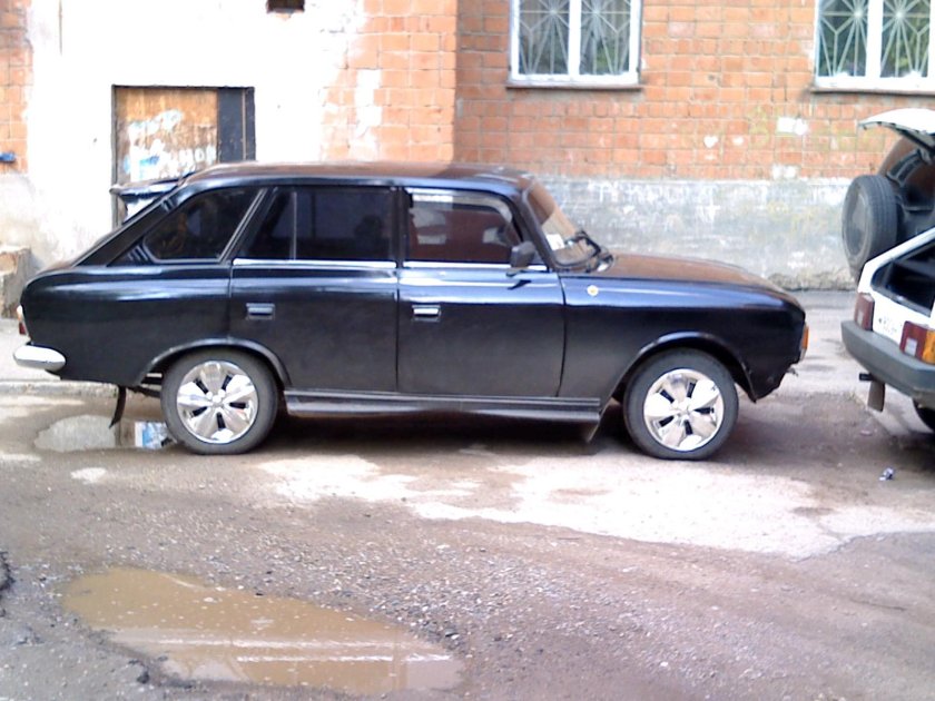 Чёрный ИЖ 2125 Комби