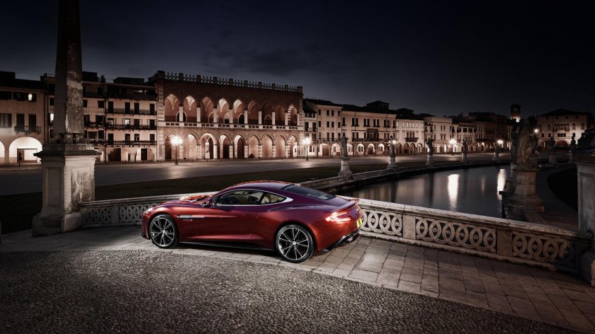 Астон Мартин красный