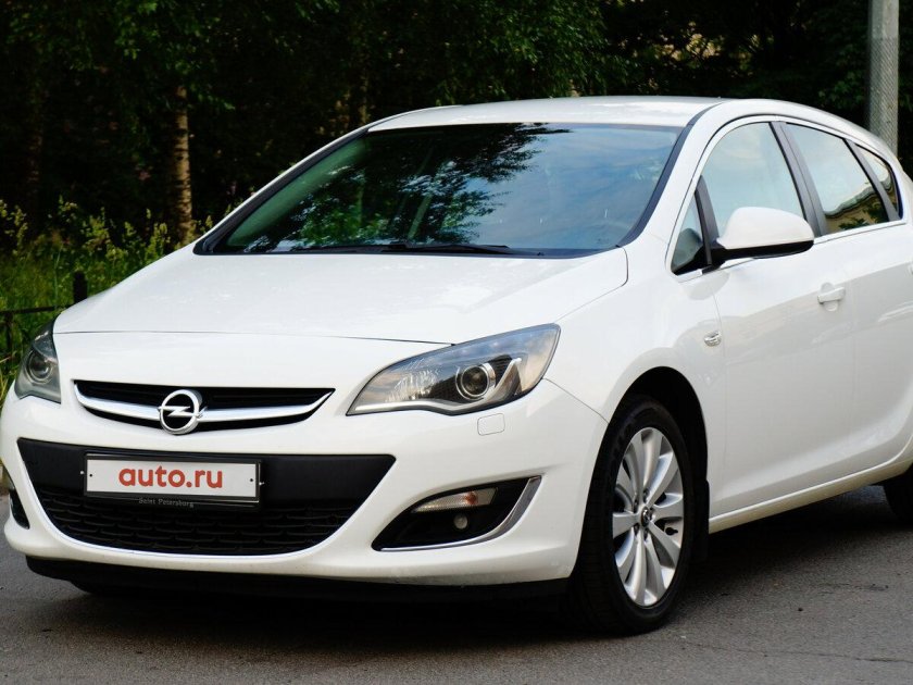 Опель Астра белая