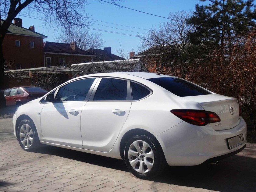 Опель Астра 2014 белый седан