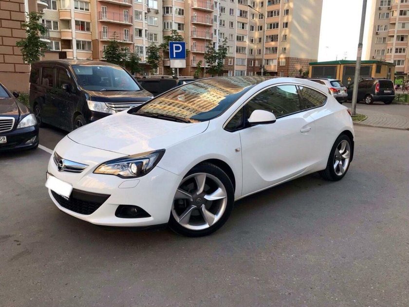 Opel Astra GTC белая