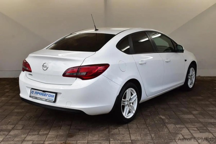 Белый опель астра