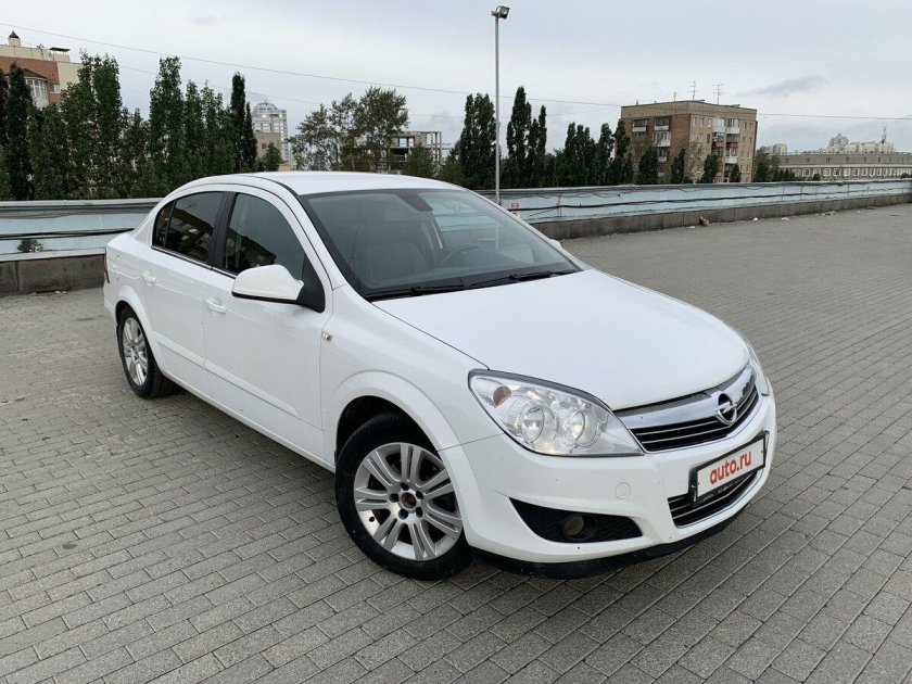 Опель Астра h седан белый