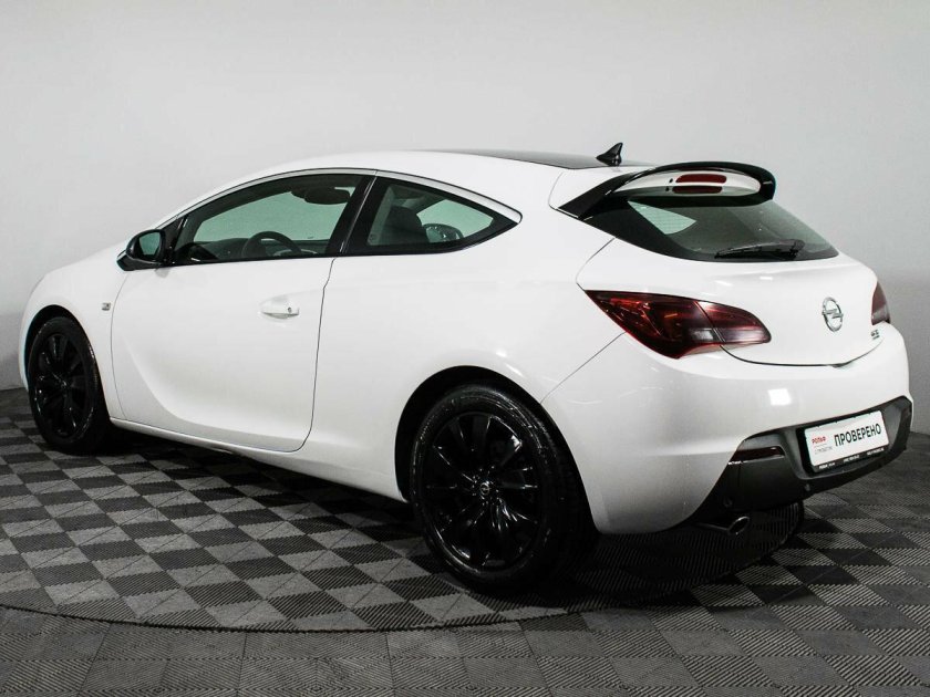 Opel Astra GTC J белая