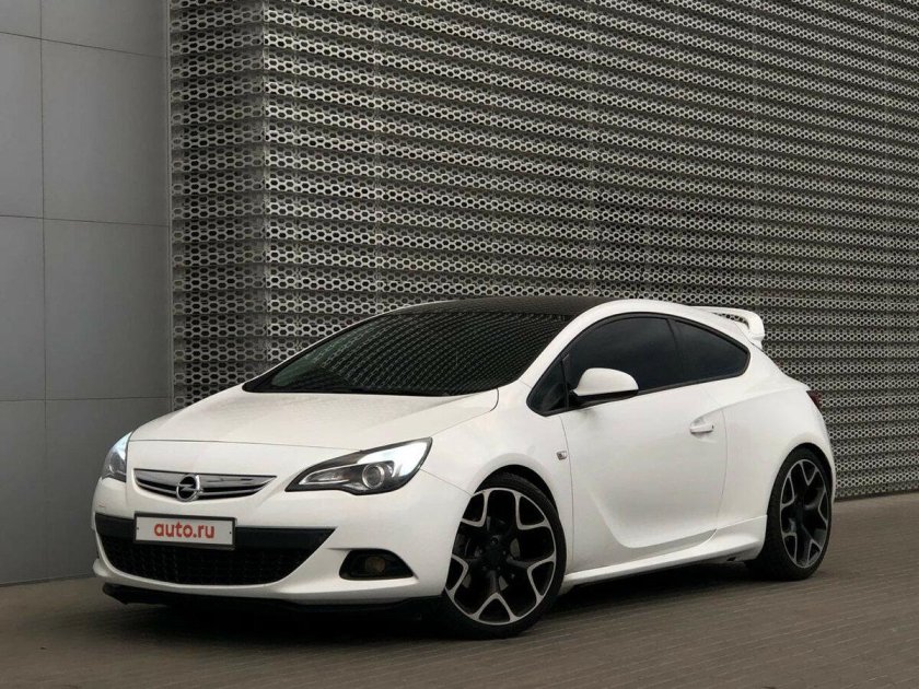 Opel Astra GTC белая