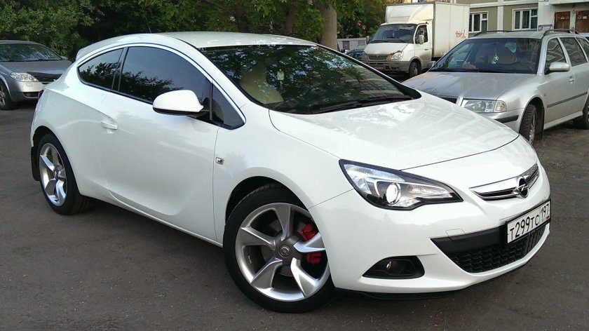 Opel Astra GTC белая