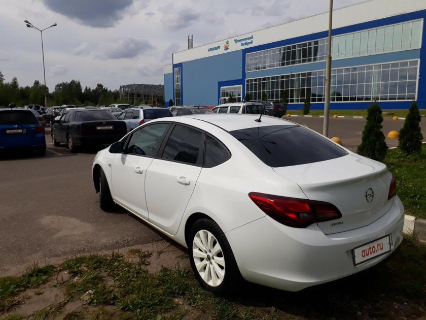 Опель Астра седан 2012 белый