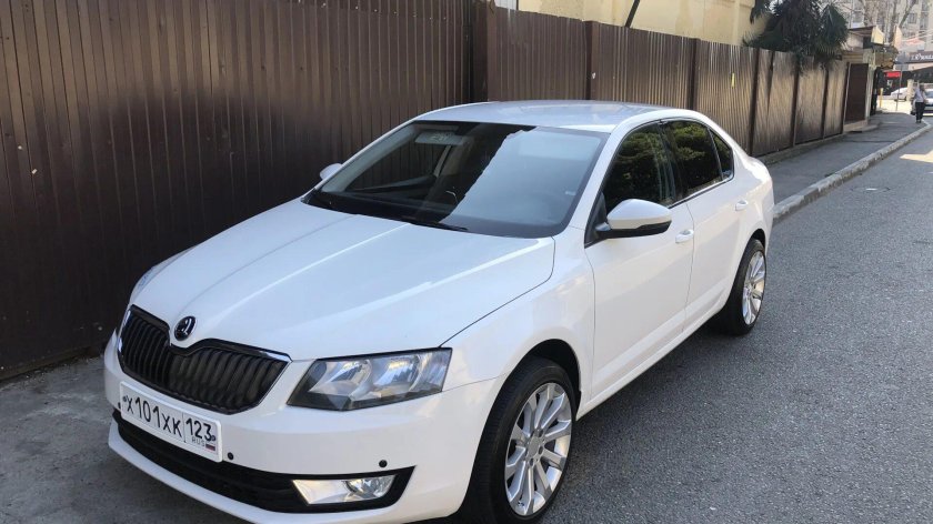 Шкода Октавия белая