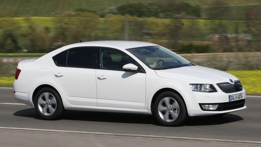 Шкода Октавия белая
