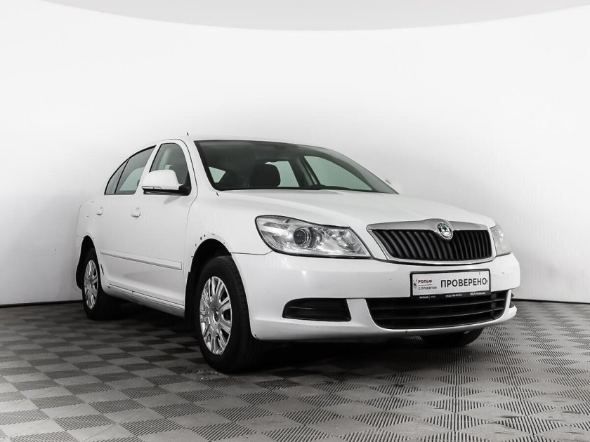 Шкода Октавия белая