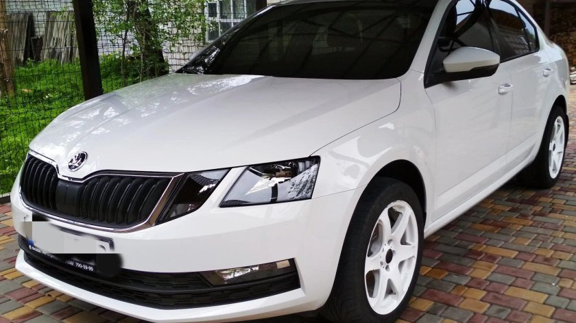 Шкода Октавия белая