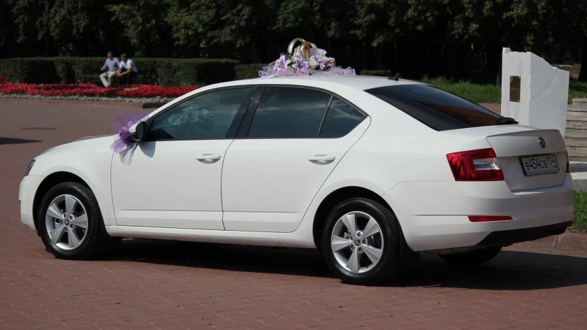 Белая шкодаьоктавиа а7