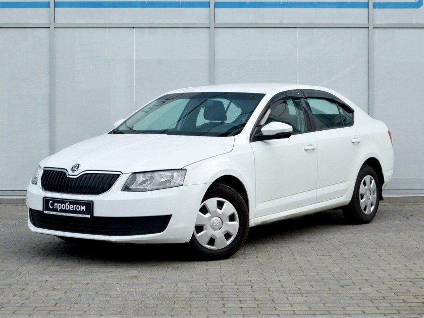 Машина Шкода белая