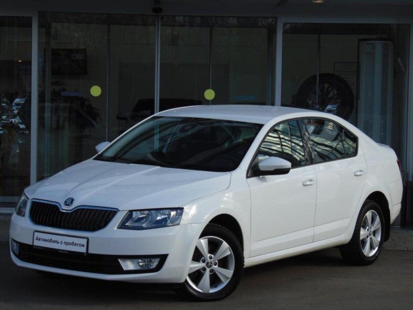 Шкода Октавия белая