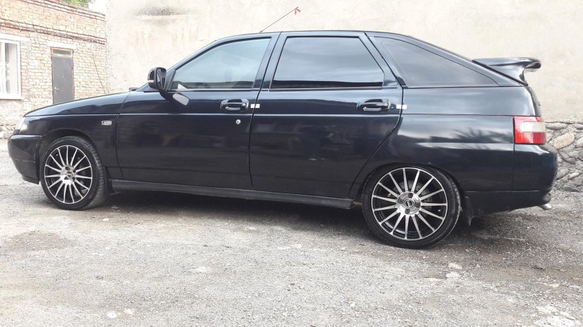 ВАЗ 2112 черная на дисках Гранта спорт