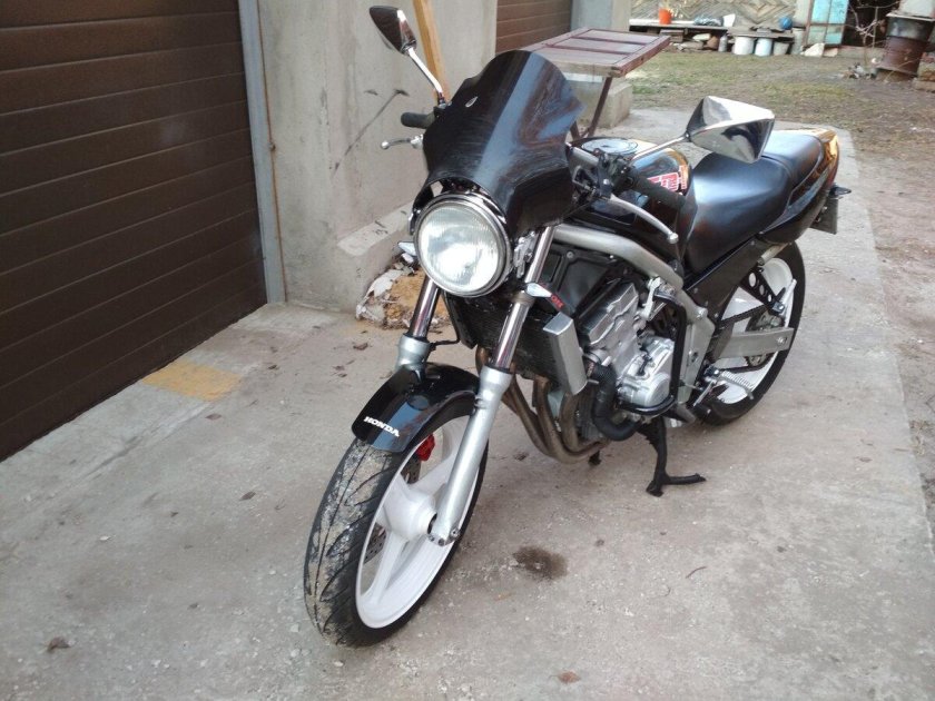 Honda CB 400 С ветровиком