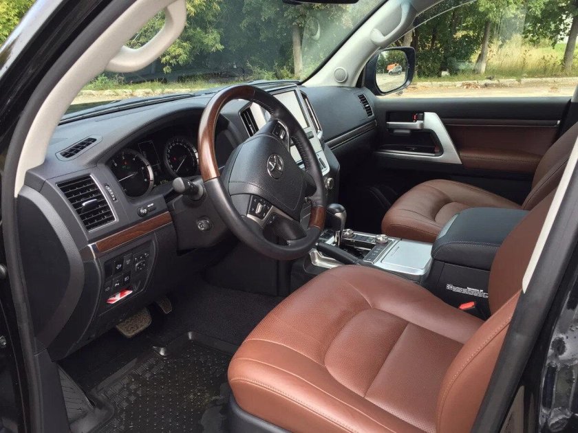 Коричневый салон ленд Крузер 200