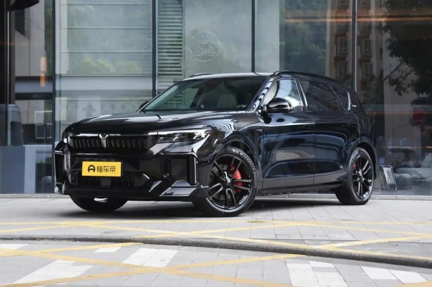 Черный внедорожник