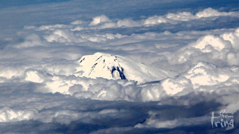 Гора Эльбрус с самолета