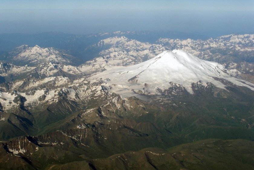 Эльбрус и кавказский хребет